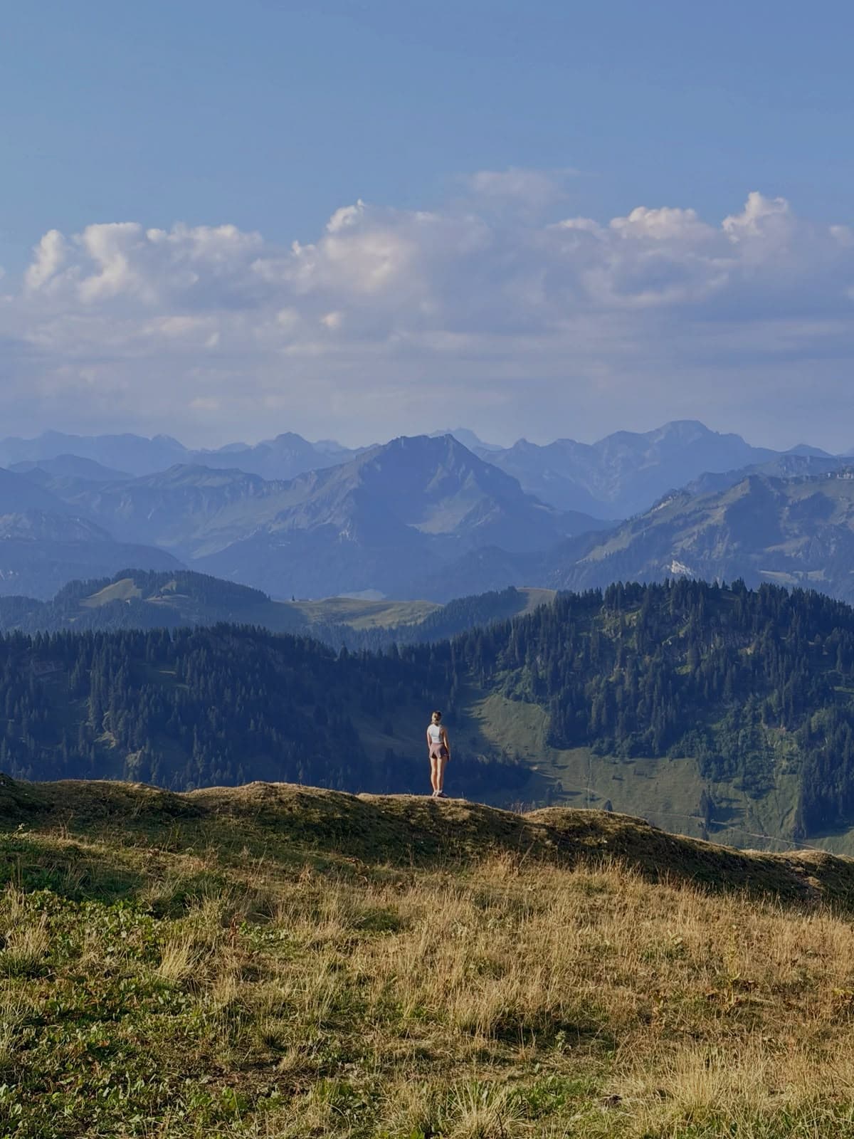 Alicia, still vor weiten Bergen